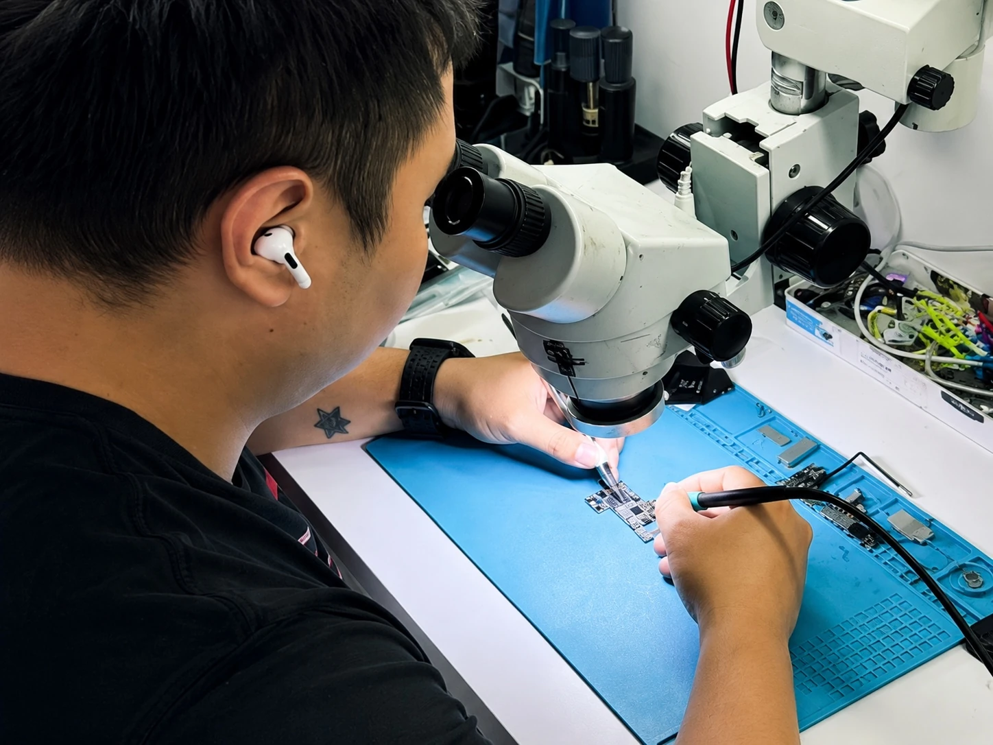 Matt performing logic-board repair under microscope at YS Mobile